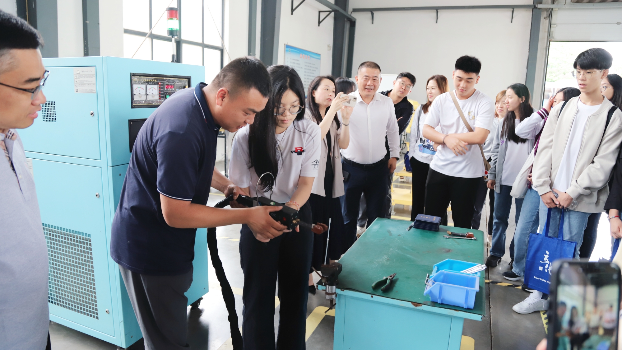 新加坡立化中学师生访问同日华北基地，深化中新教育与经贸交流